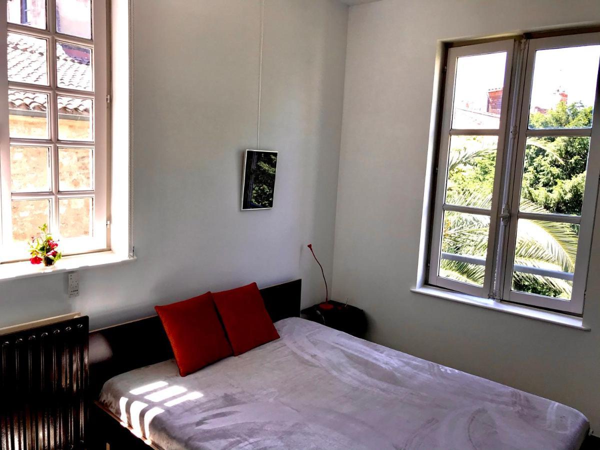 Appartement A La Roquette, Dans L'Hotel De Divonne, Classe. Arles Exterior photo